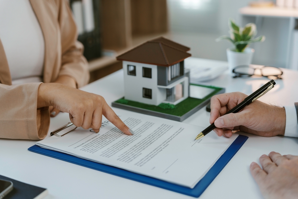 Real,Estate,Agent,Pointing,At,Contract,Terms,,Explaining,Agreement,Details